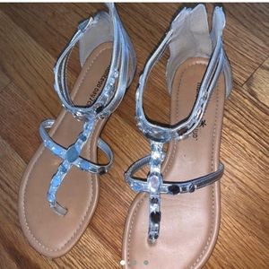 SILVER SANDALS SIZE 7
